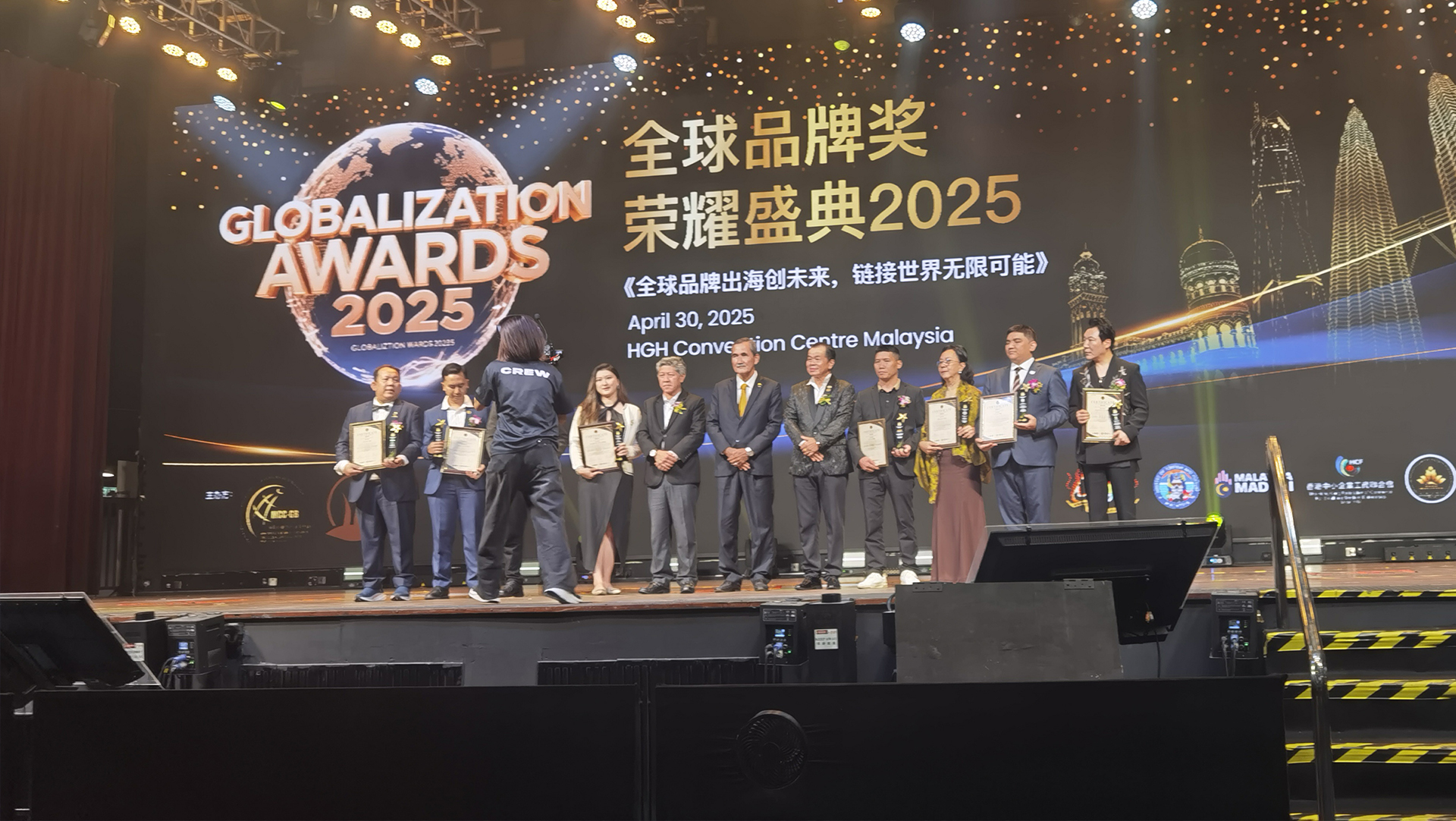 J9九游会家居荣获2025国际健康睡眠科技金奖 科技睡眠方案闪耀马来西亚荣耀盛典